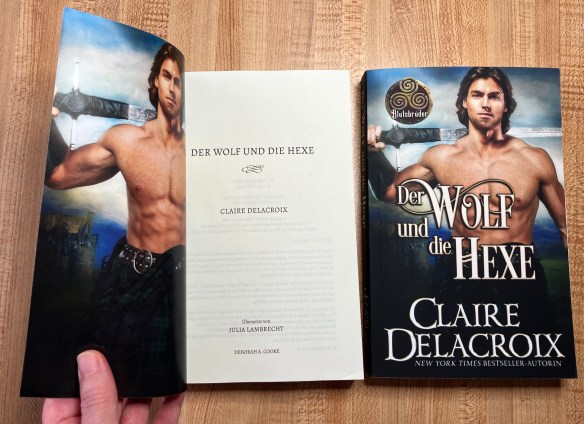 Two versions of Der Wolf und die Hexe in print: Amazon-exclusive edition on the right, edition for all other portals on the left.